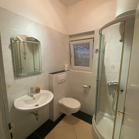Apartment Leko With Pool - 10minute Walk